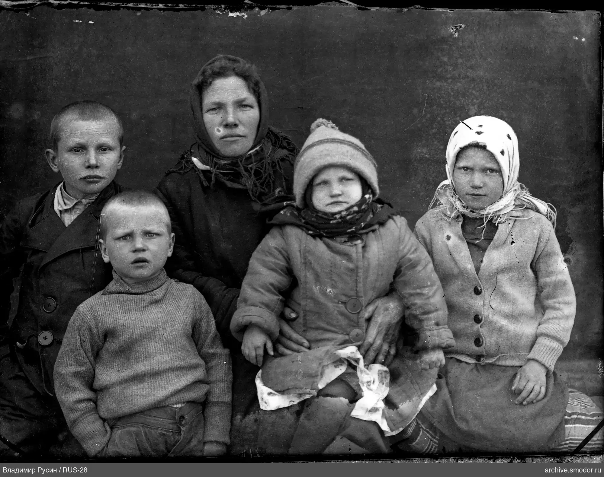 Gruppenporträt mit Frau und Kindern