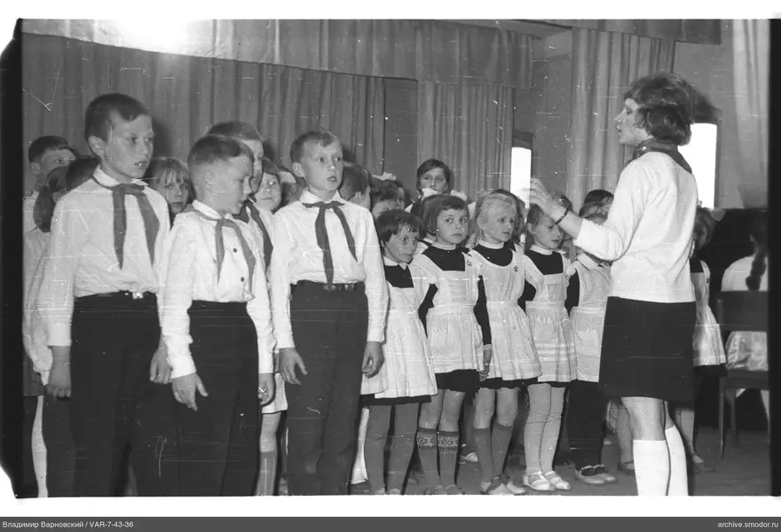 Gruppenaufnahme von Kindern und Frau