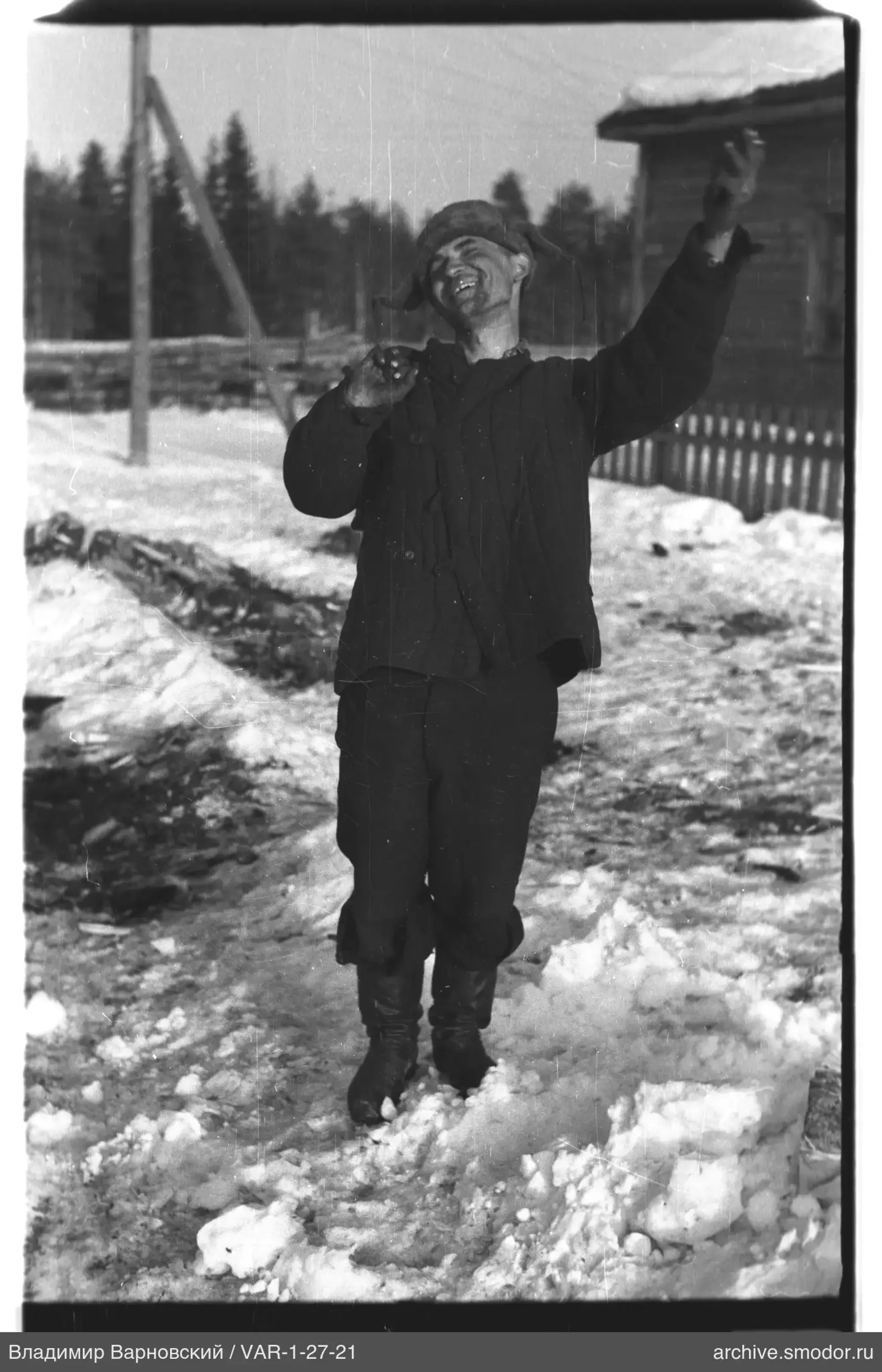 Mann mit Pelzmütze im Schnee