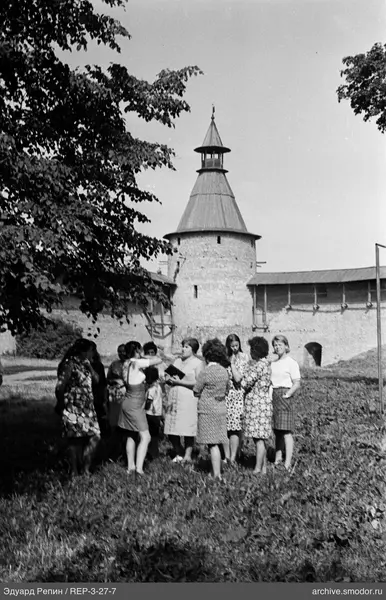 Gruppe von Frauen und Kind an der Festungsmauer