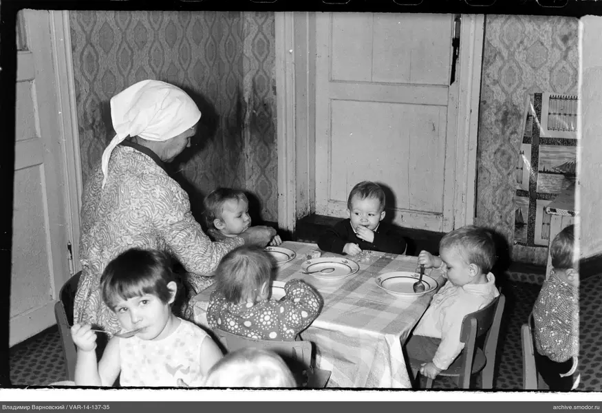 Frau mit Kindern am Tisch