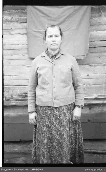 Full-length portrait of a woman