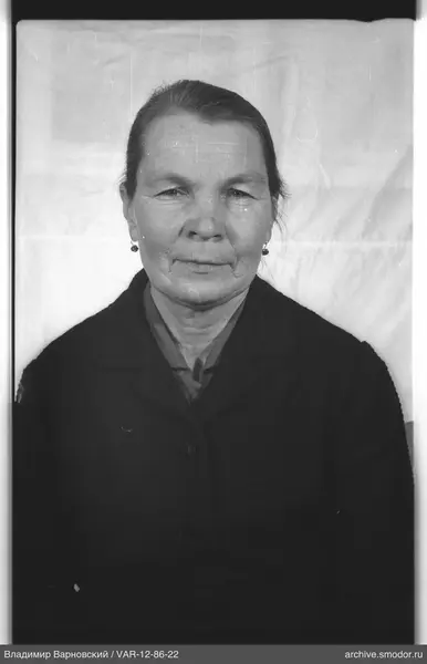 Porträt einer Frau im dunklen Mantel