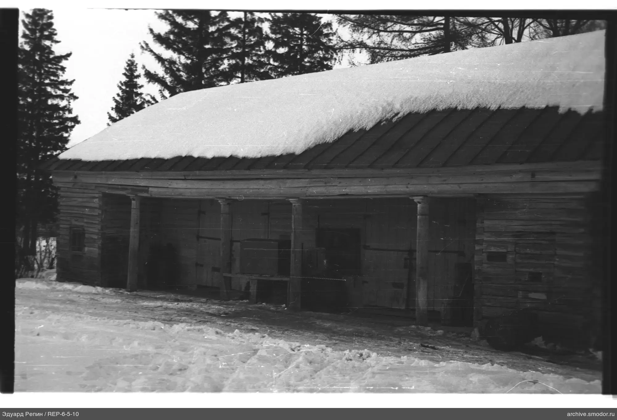 Holzgebäude mit Schneedecke