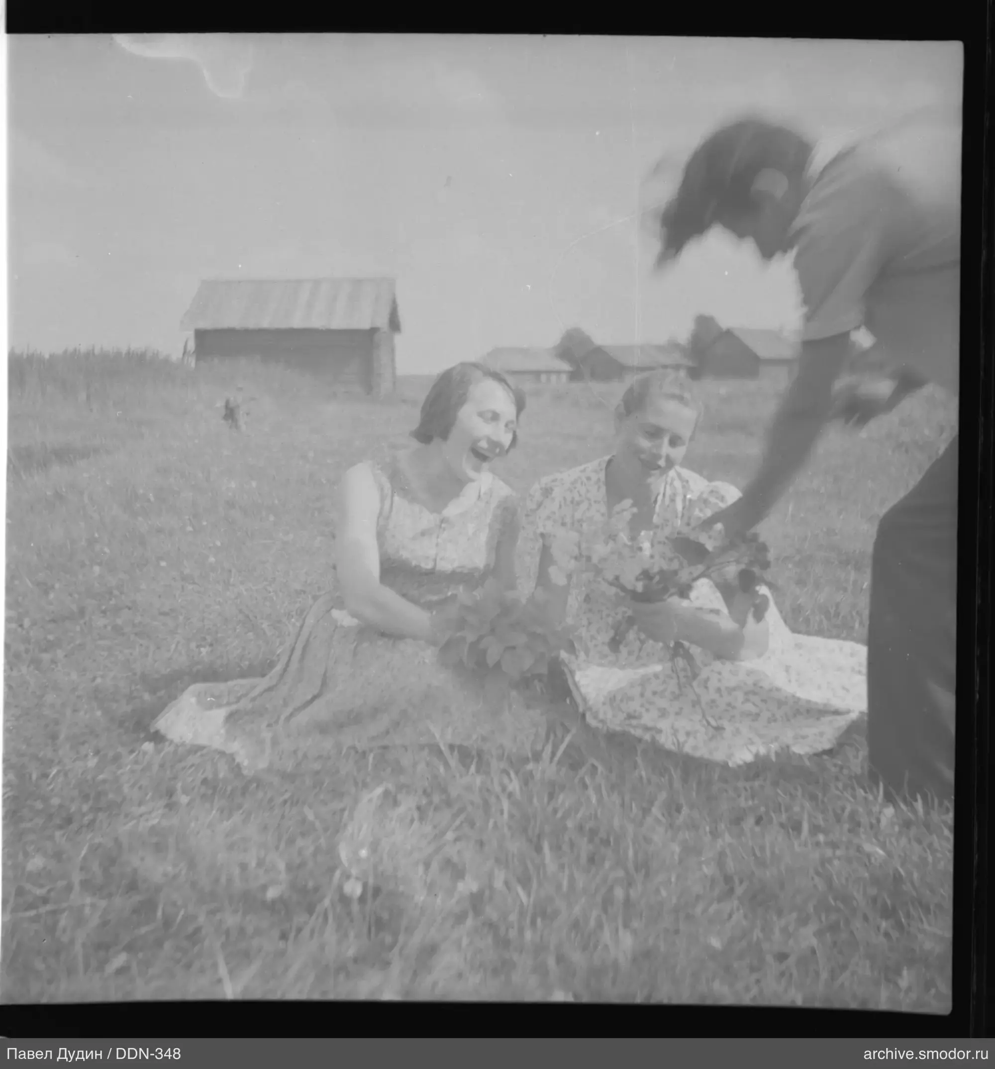 Menschen mit Blumen auf dem Gras