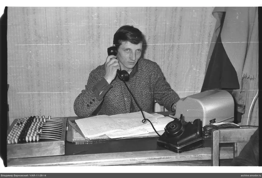 Man with telephone at the table