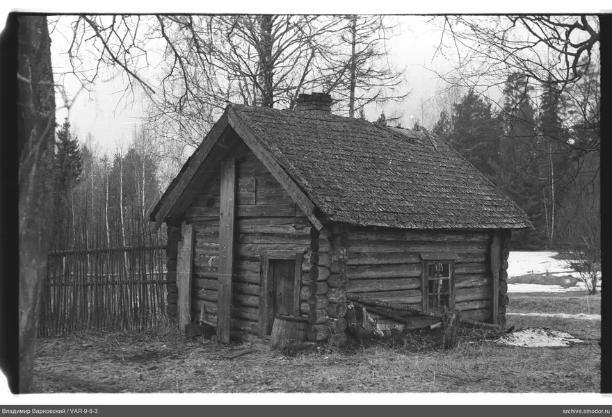 Kleine Blockhütte mit Satteldach