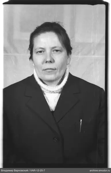 Brustporträt einer Frau in Jacke und Pullover