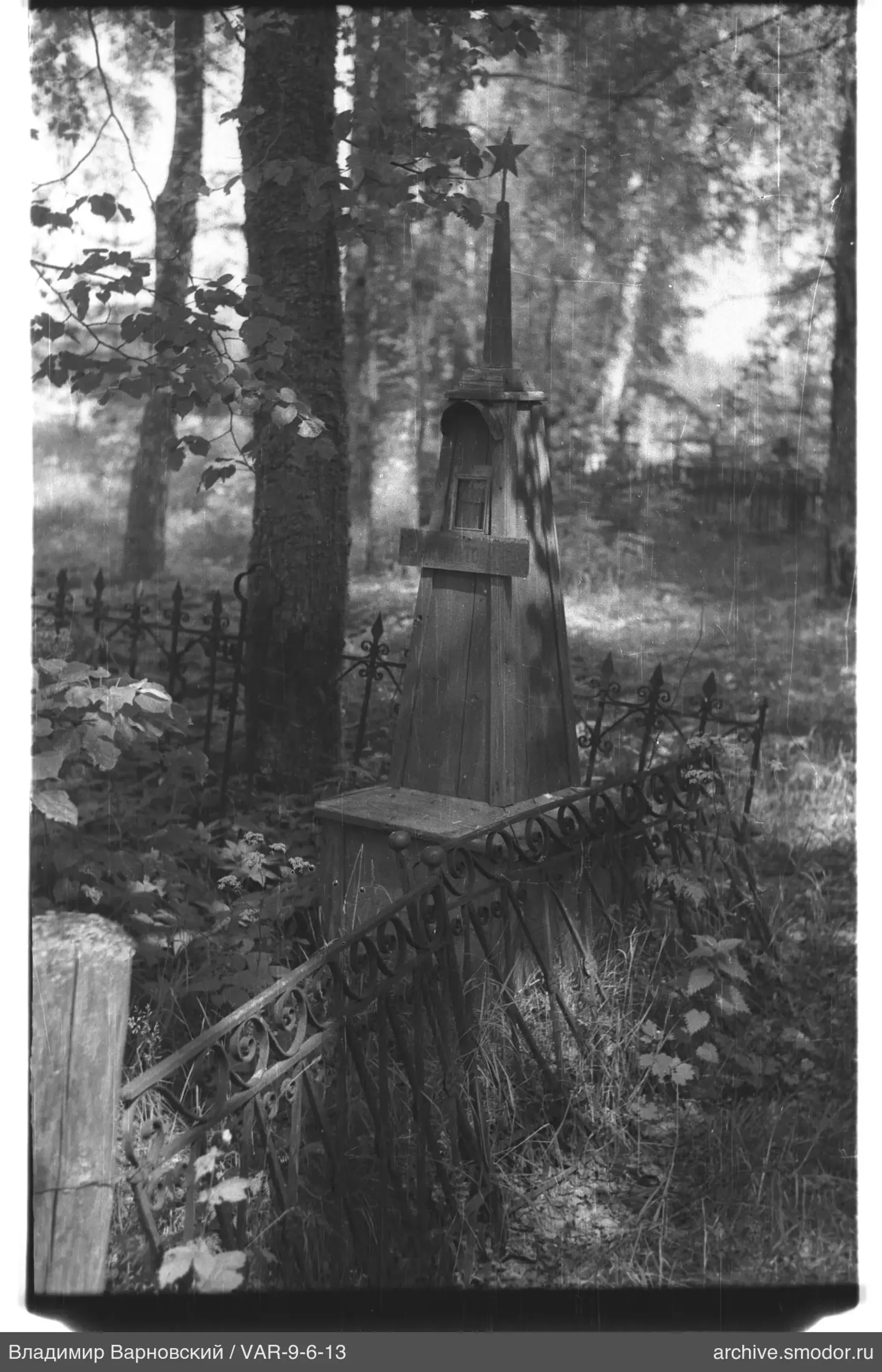 Holzdenkmal in Pyramidenform