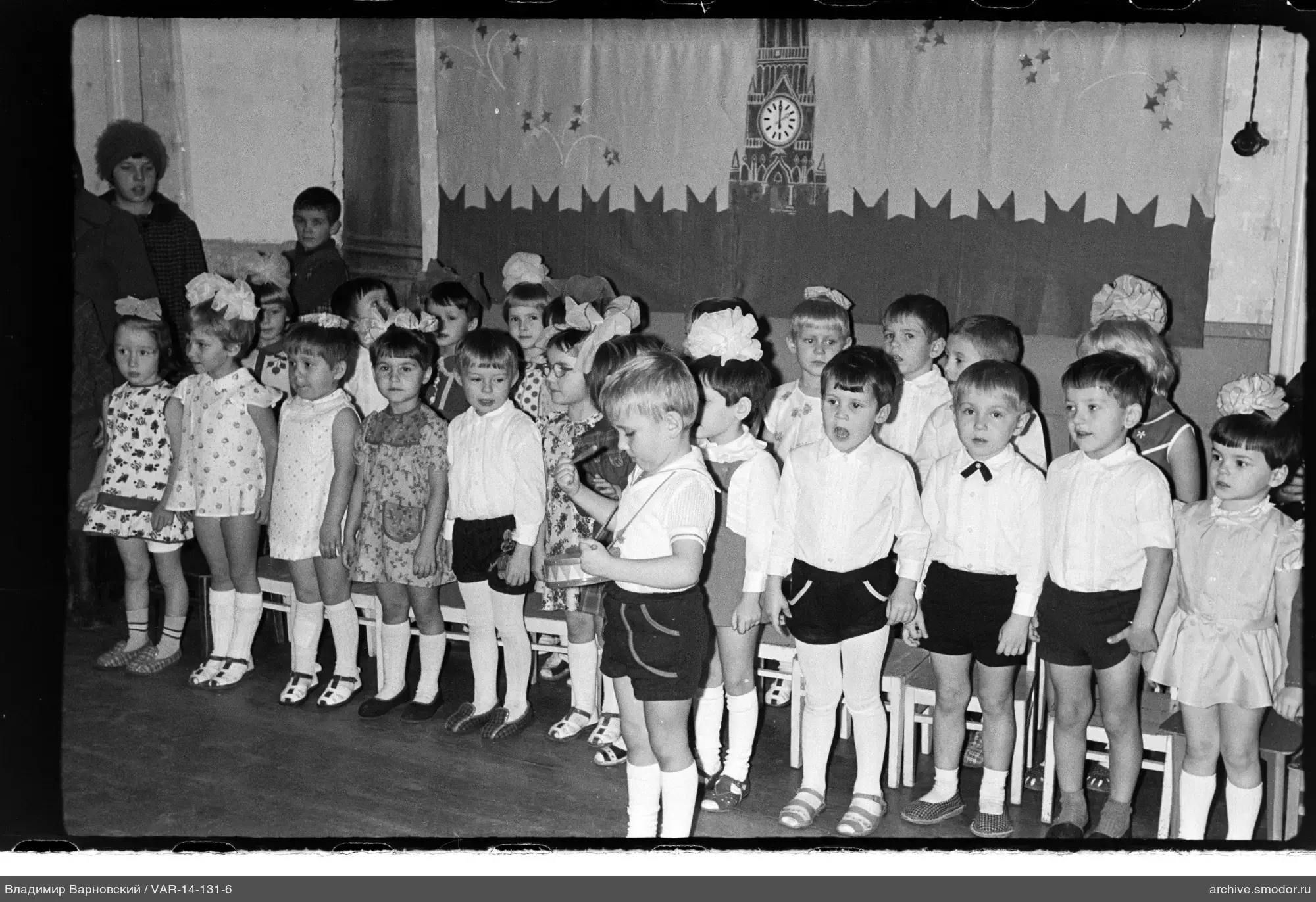 Gruppenporträt von Kindern und Erwachsenen