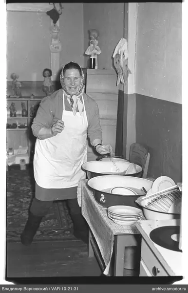 Woman with dishes and basins at the table