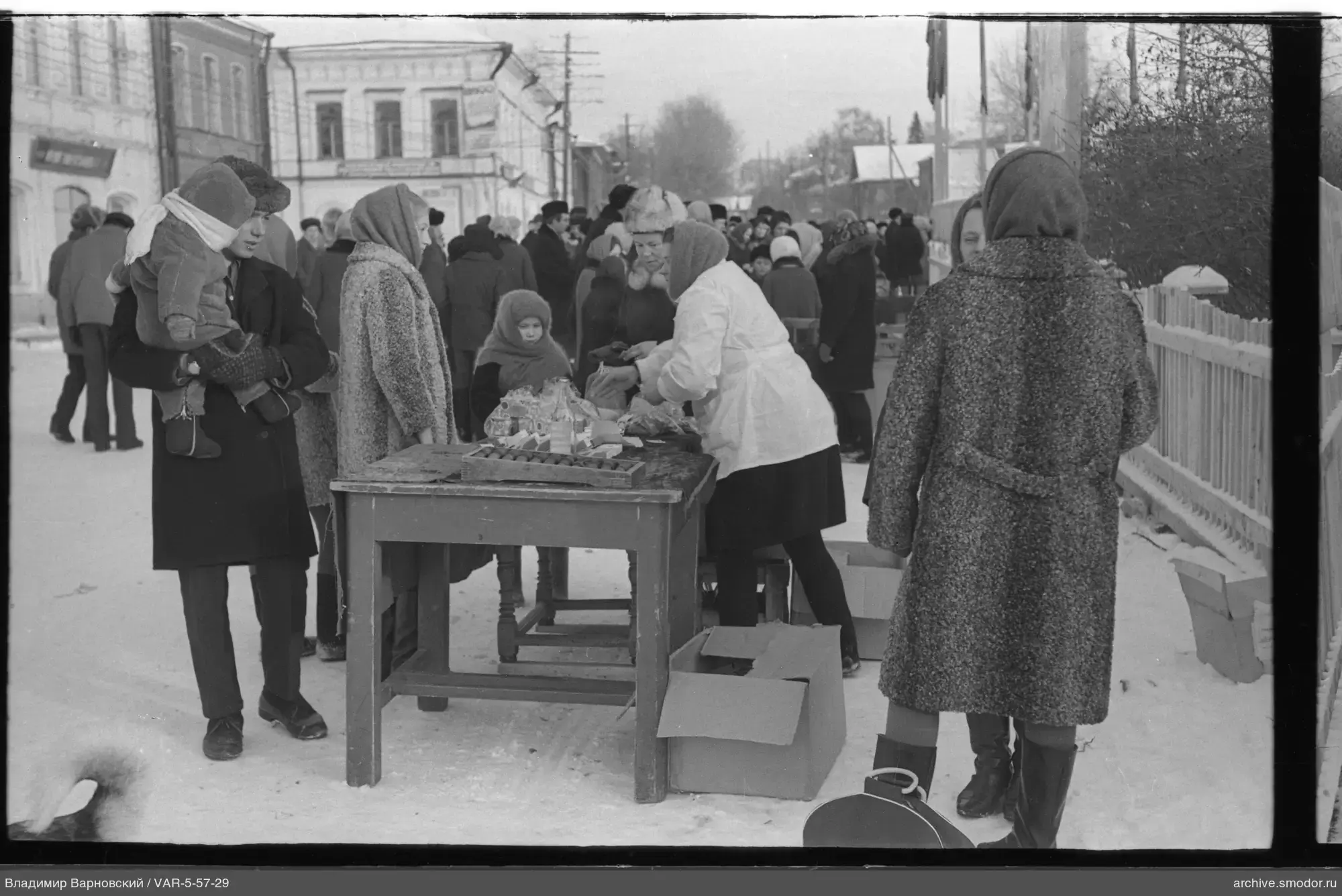 Menschen an einem Straßenstand im Winter
