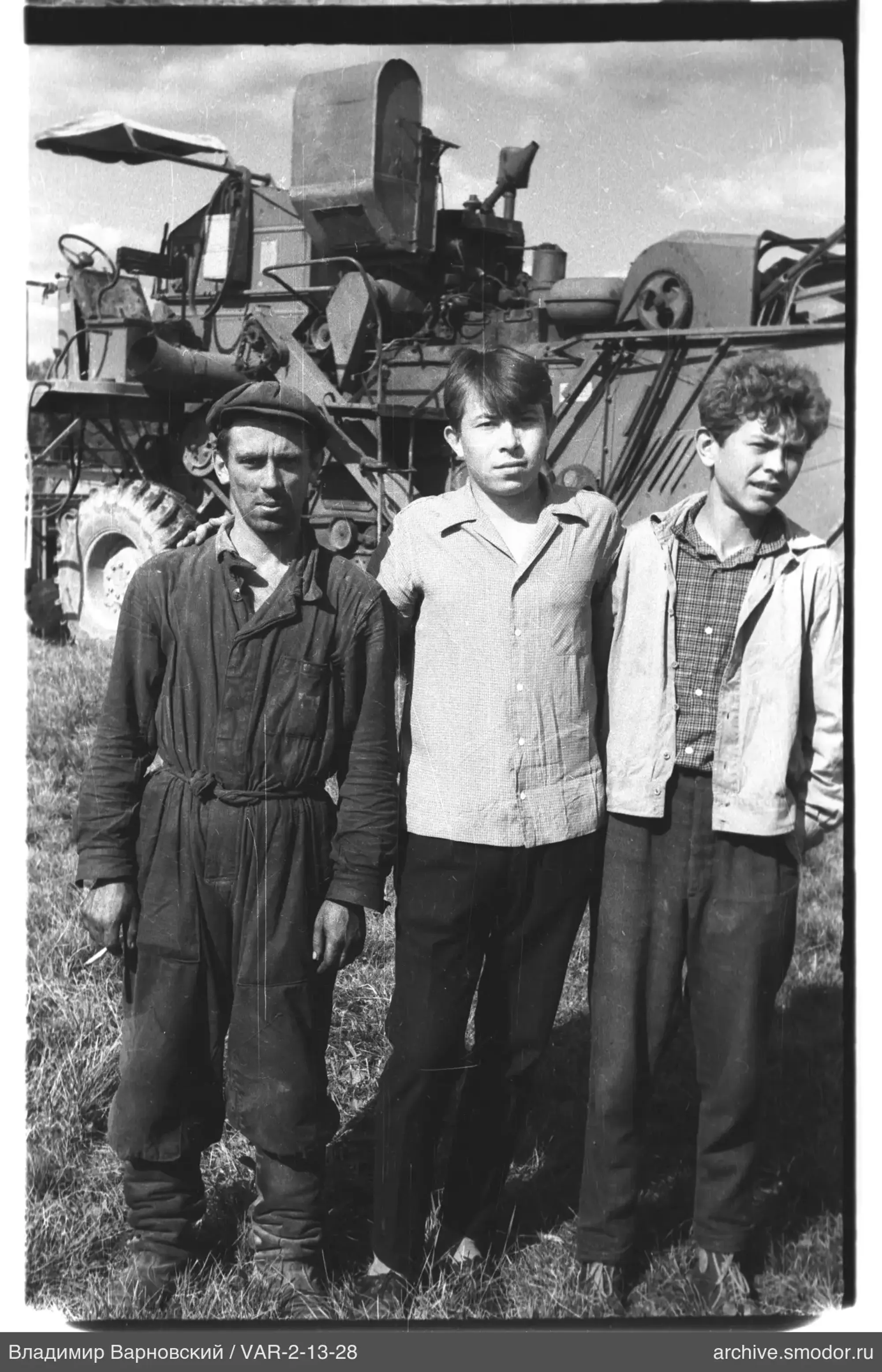 Gruppenporträt junger Männer auf Feld