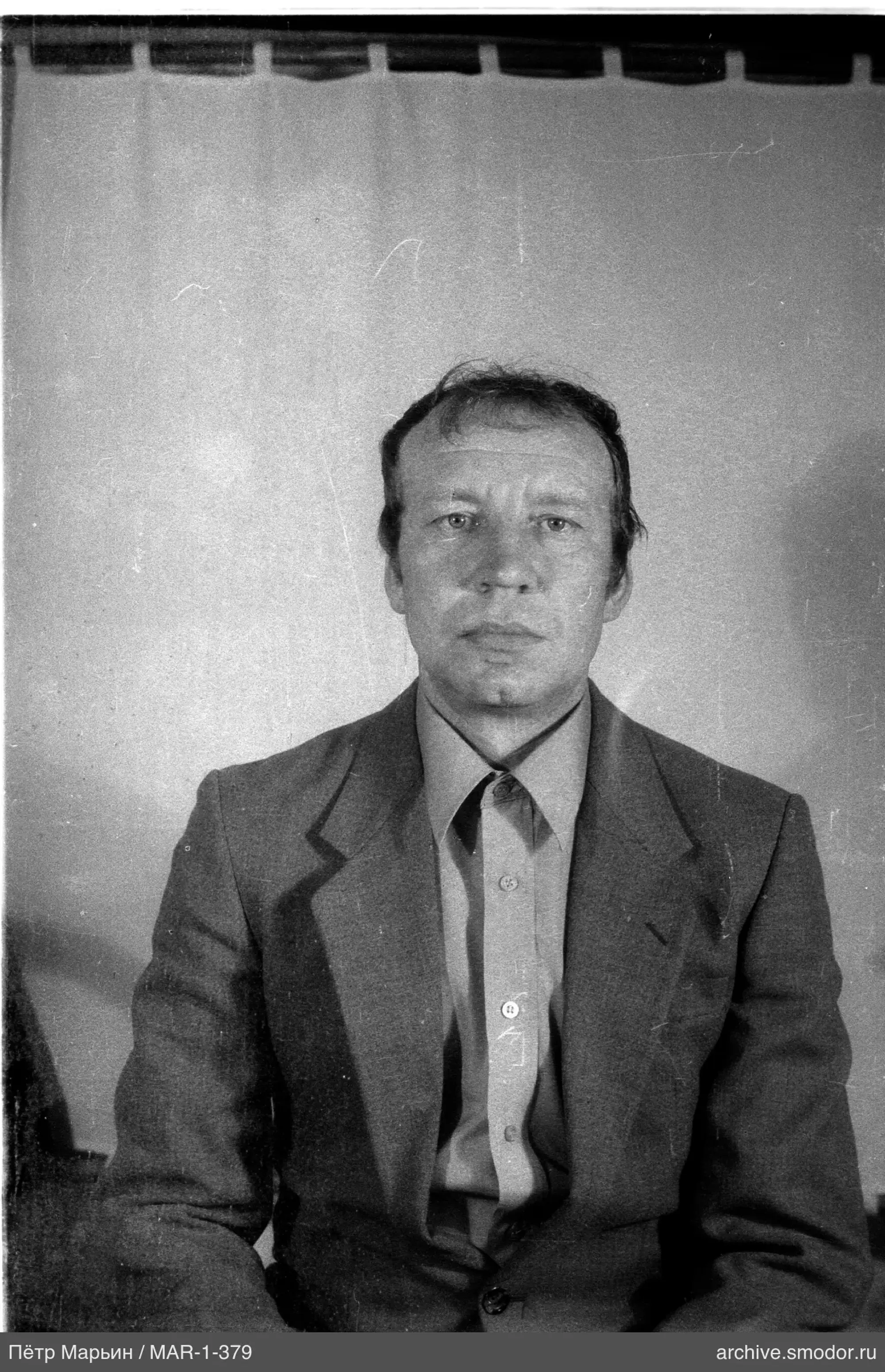 Портрет мужчины в светлой рубашке и тёмном пиджаке