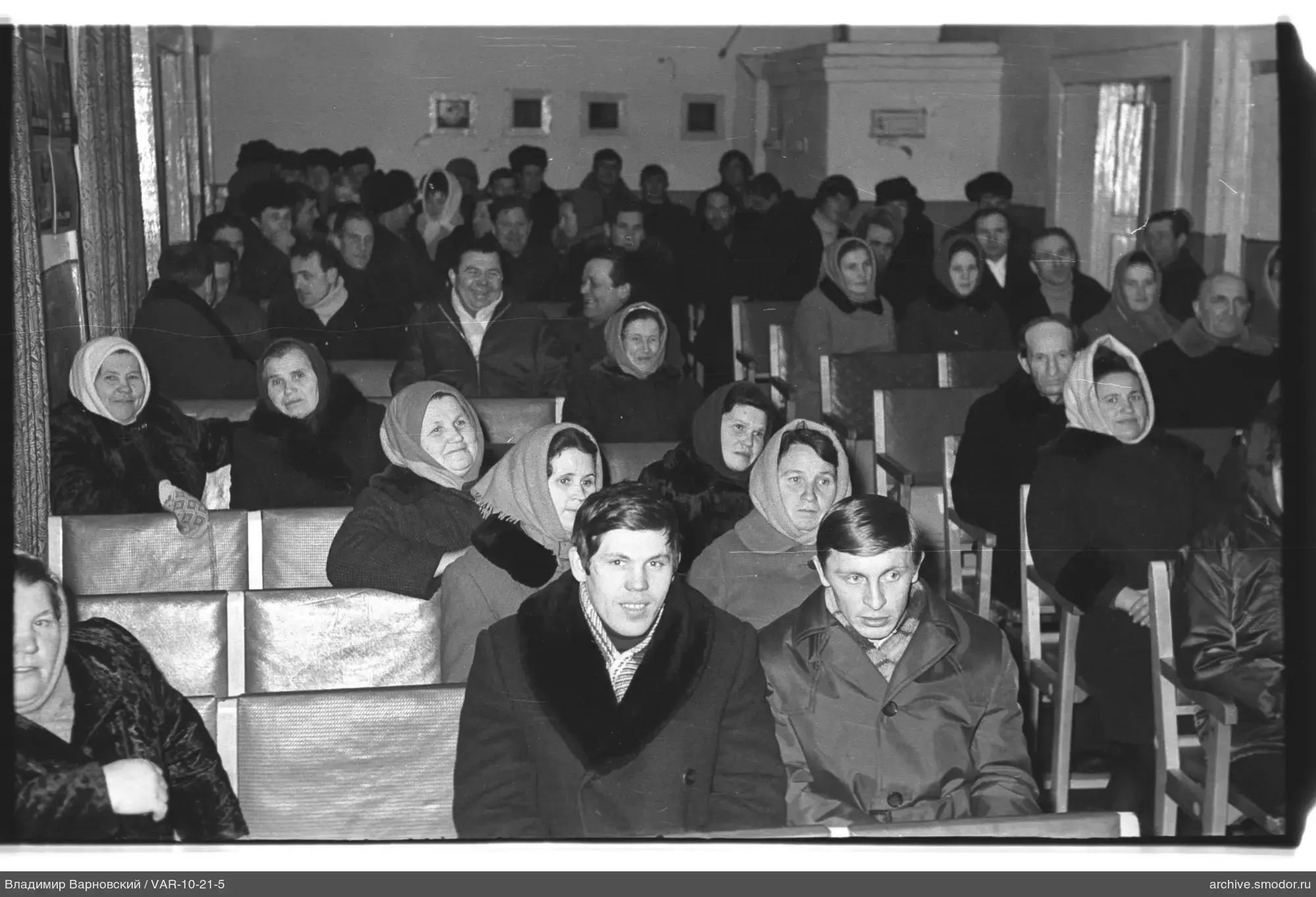 Собрание в помещении с людьми