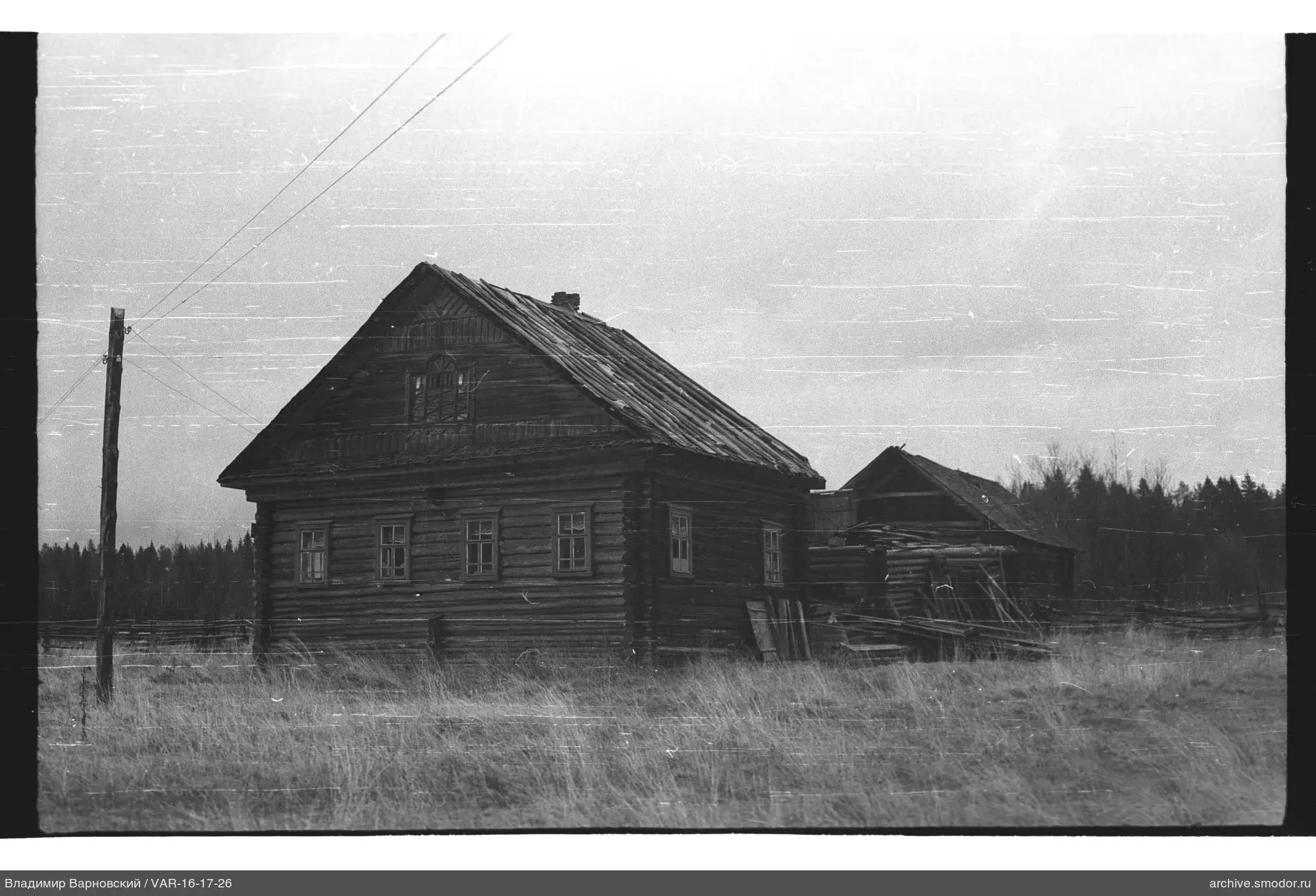 Holzhaus mit Wirtschaftsgebäude