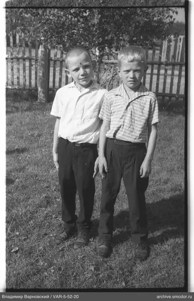 Zwei Jungen auf dem Gras