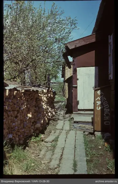 Видовая фотография дома и дров