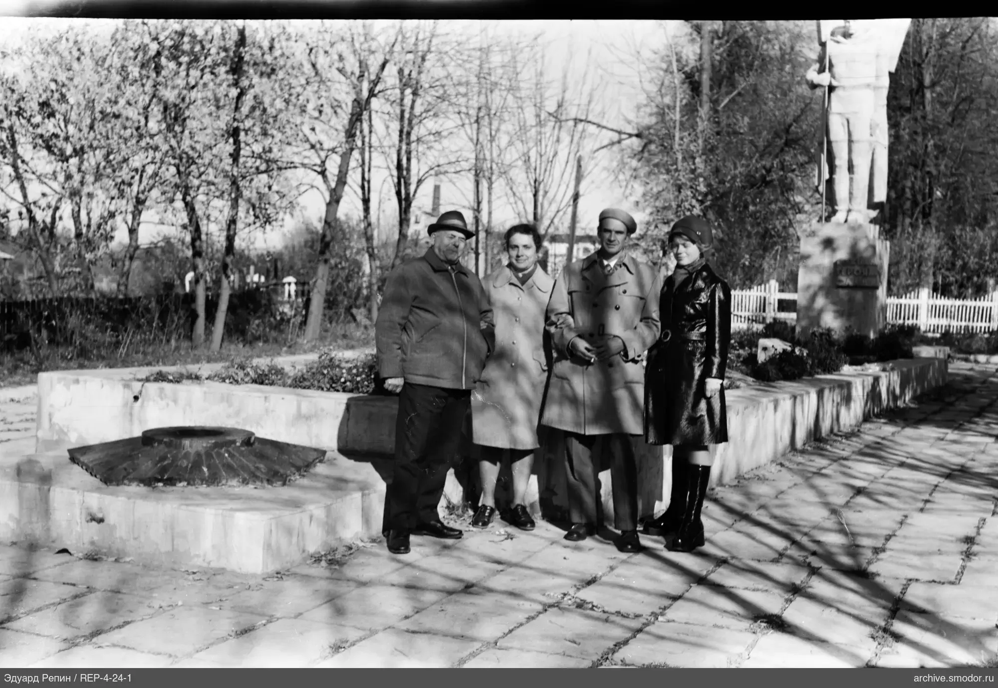 Gruppenporträt am Denkmal