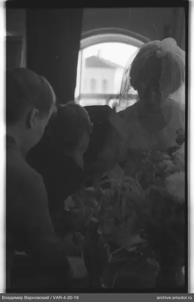 Mädchen im Hochzeitskleid mit Blumenstrauß