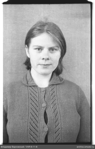Porträt einer Frau im gestrickten Cardigan