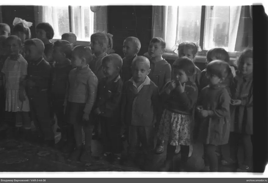 Gruppenporträt von Kindern im Raum