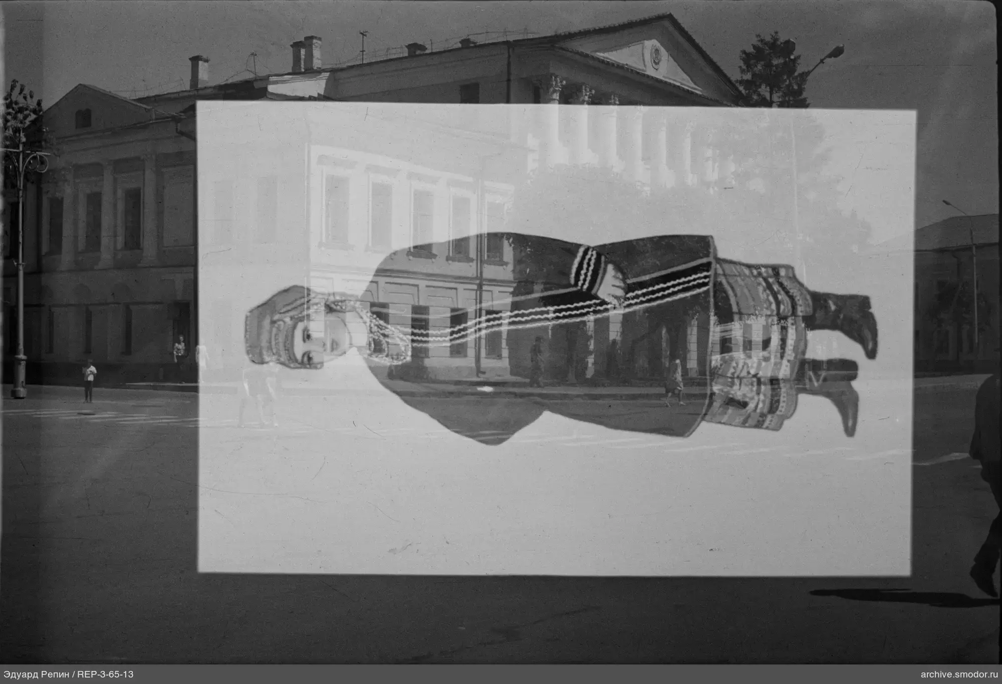 Улица с двухэтажными зданиями и женщиной в национальном костюме