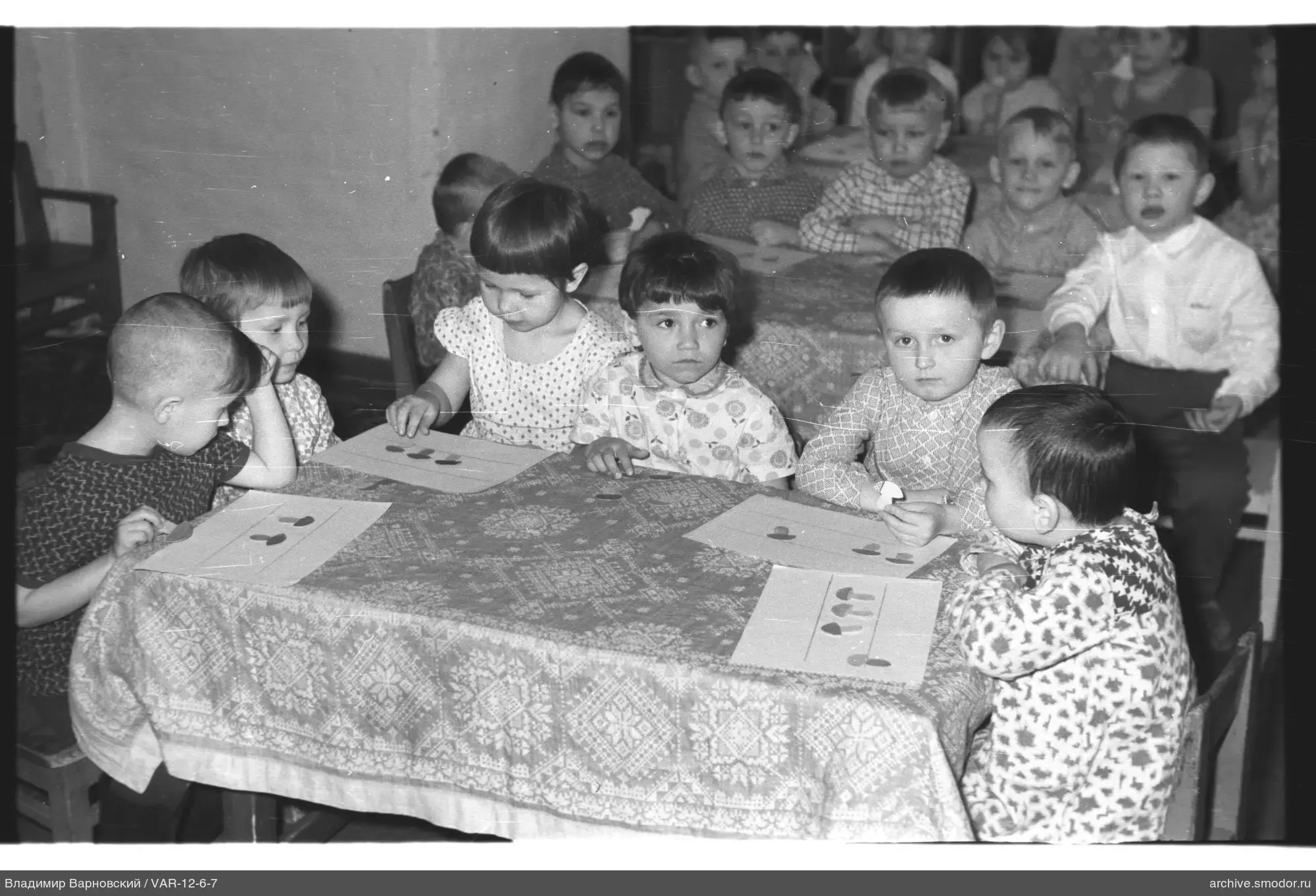Gruppenaufnahme von Kindern an einem Tisch