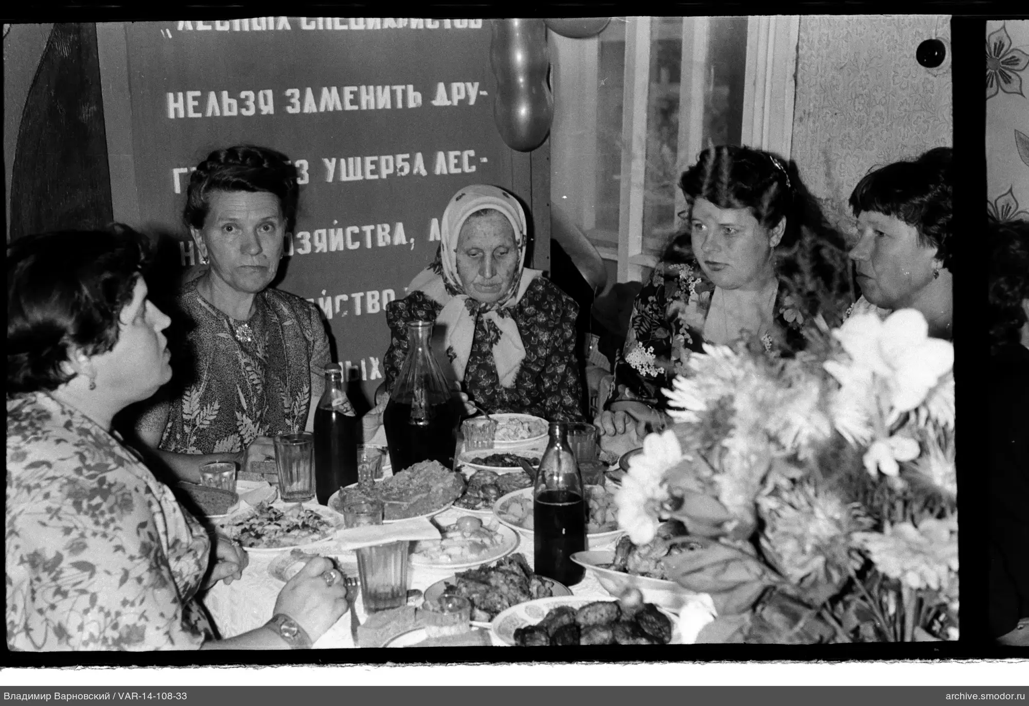 Gruppenporträt von Frauen am Tisch
