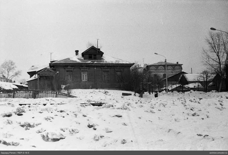 Verschneites Gelände und Holzhaus
