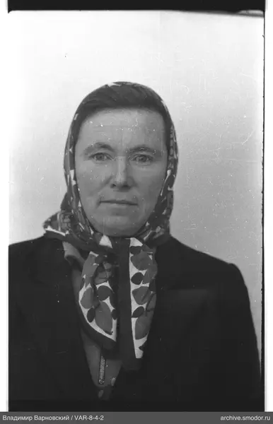 Porträt einer Frau mit Kopftuch