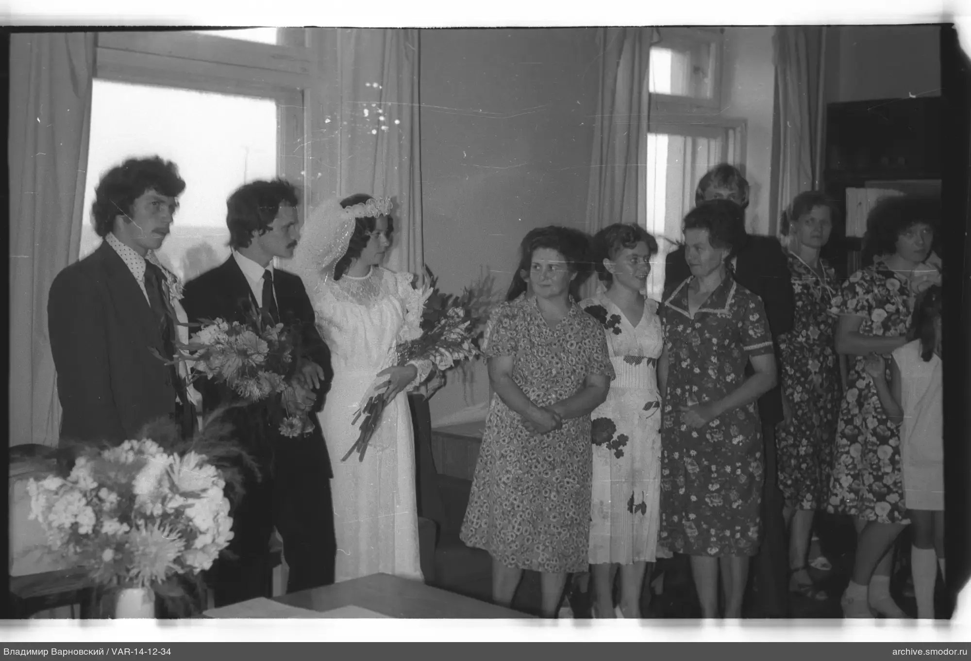 Gruppenporträt mit Frau im Hochzeitskleid