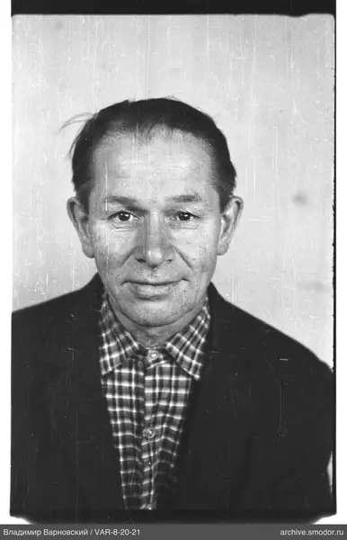Porträt eines Mannes in Jacke und kariertem Hemd