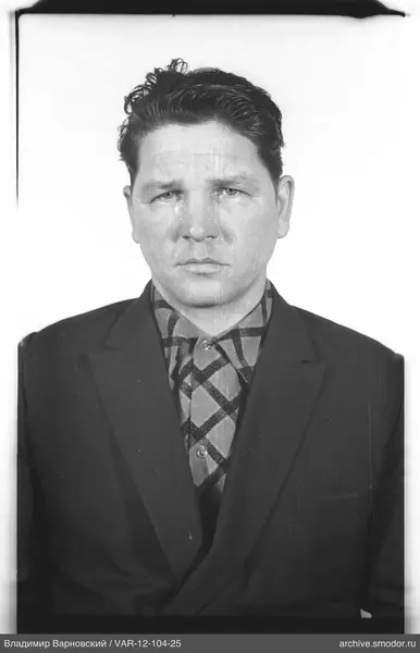 Портрет мужчины в темной одежде