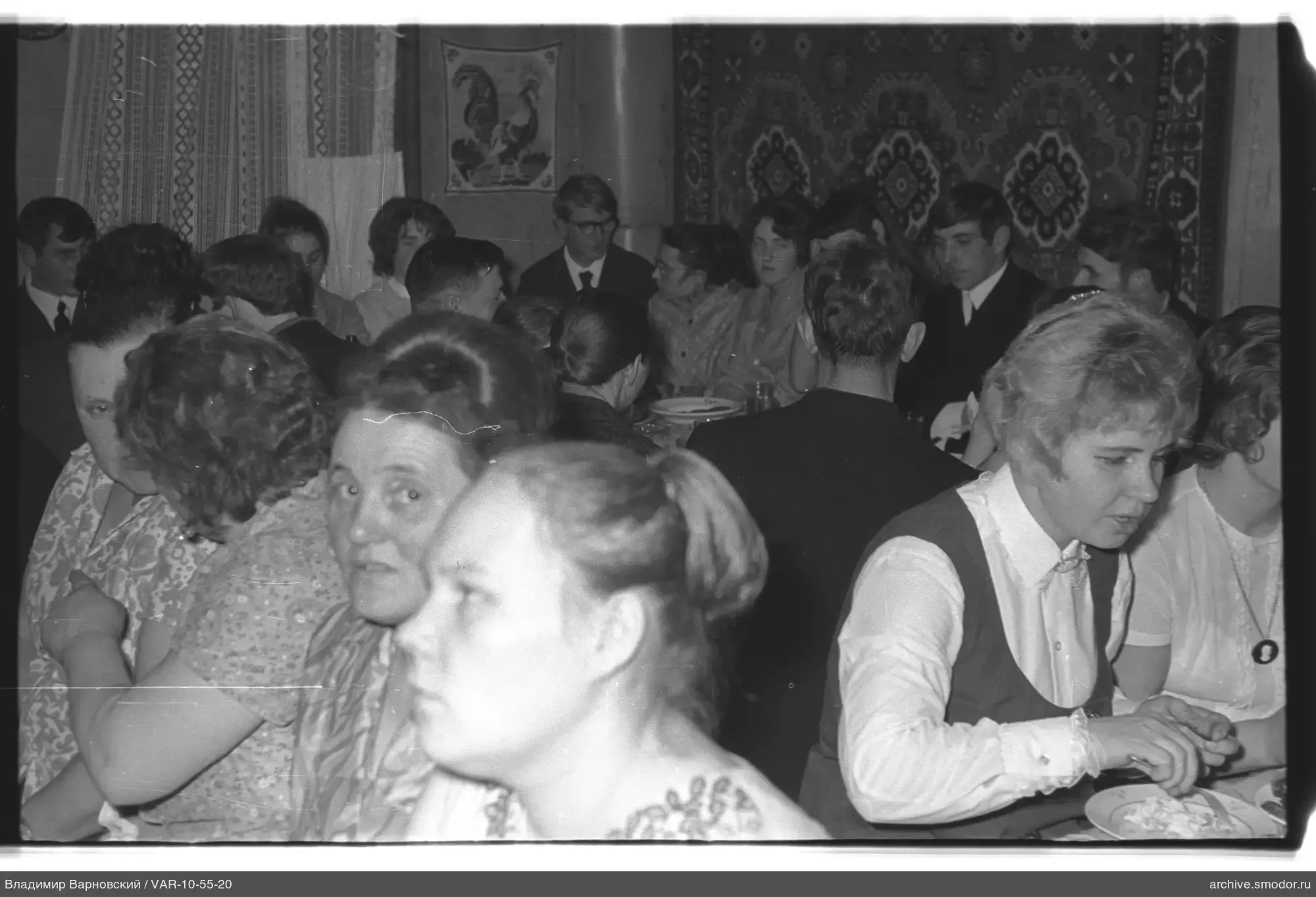 Gruppe am Tisch mit Geschirr und Textilien