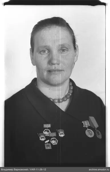 Porträt einer Frau mit Auszeichnungen