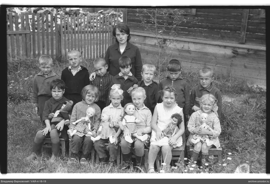 Gruppe von Kindern und Frau
