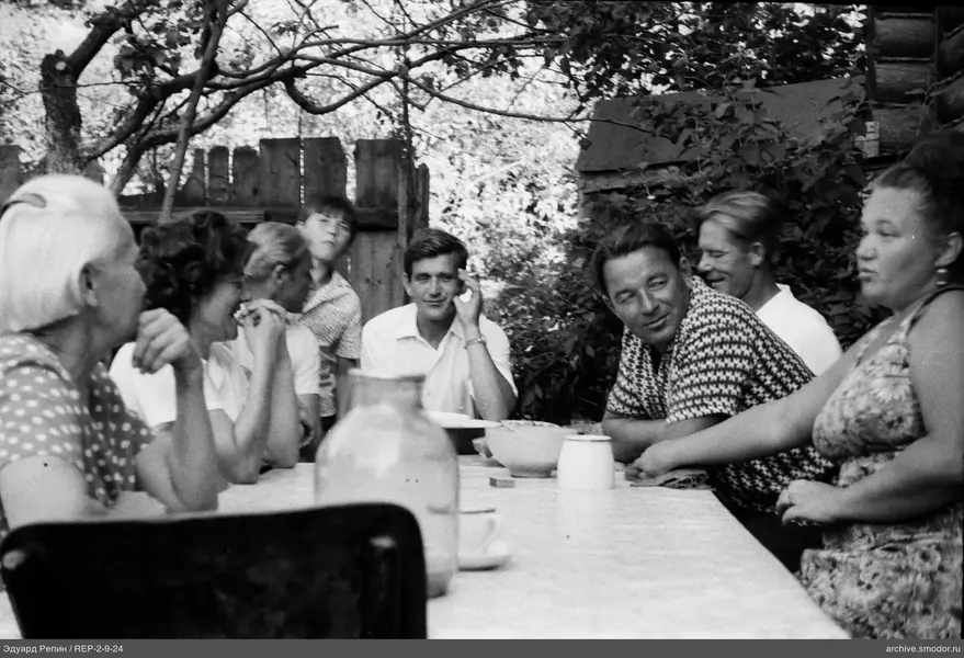 Gruppenporträt am Tisch
