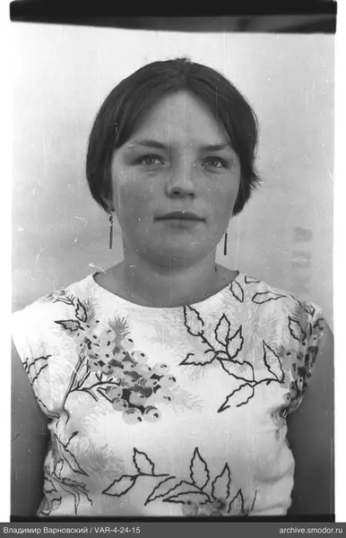 Porträt einer Frau in heller Bluse