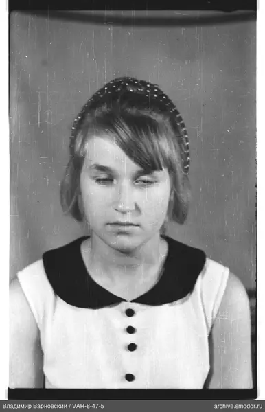 Porträt einer Frau mit Sommerkleid und Stirnband