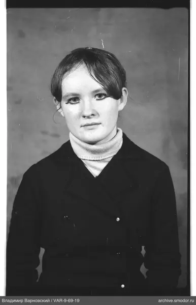 Porträt einer Frau in Mantel und Rollkragenpullover