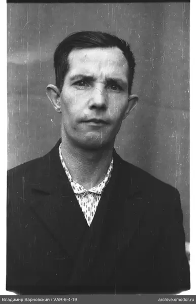Porträt eines Mannes in Jacke und Hemd