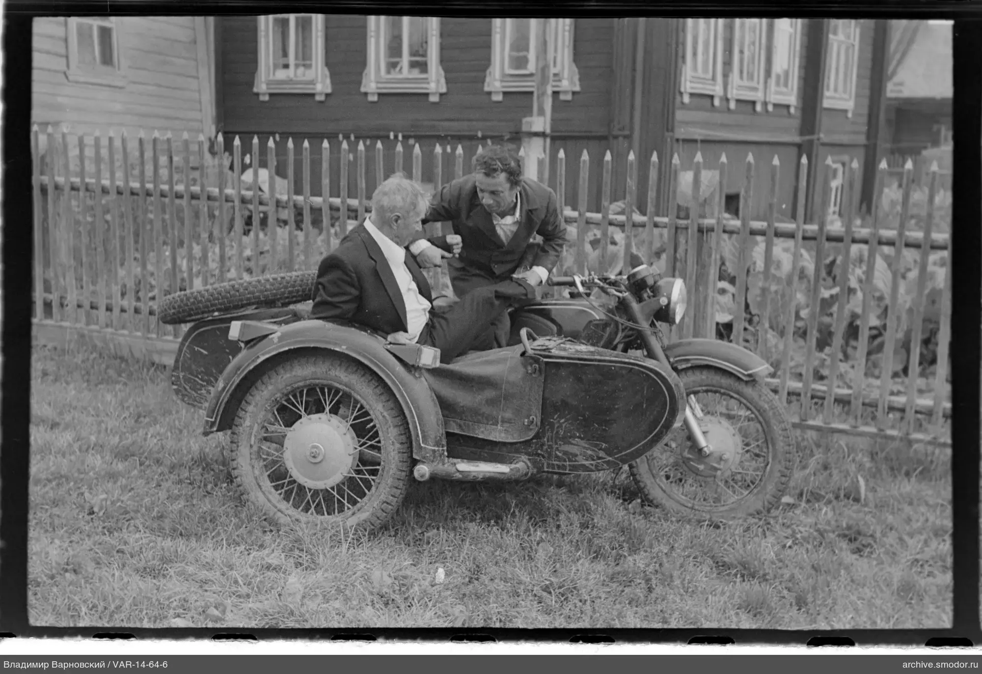 Zwei Männer bei Motorrad mit Beiwagen