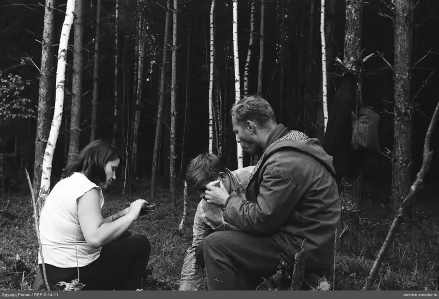 Drei Personen im Wald