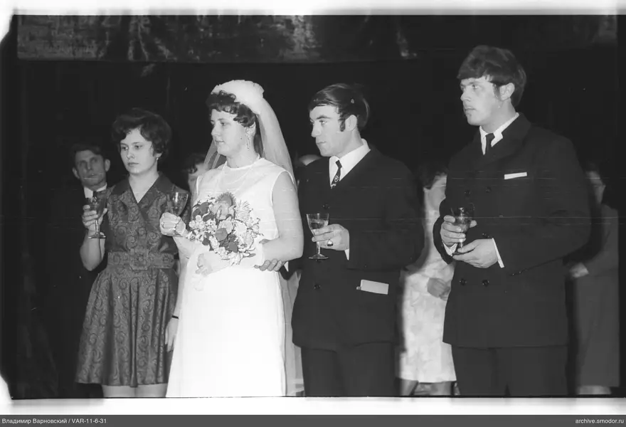 Gruppenporträt mit Frau im weißen Kleid