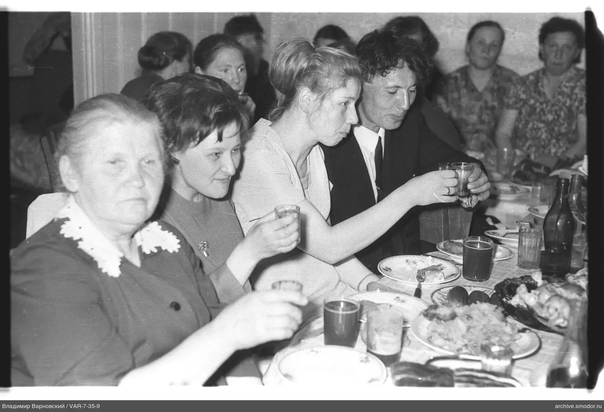 Gruppe von Frauen und einem Mann am Tisch