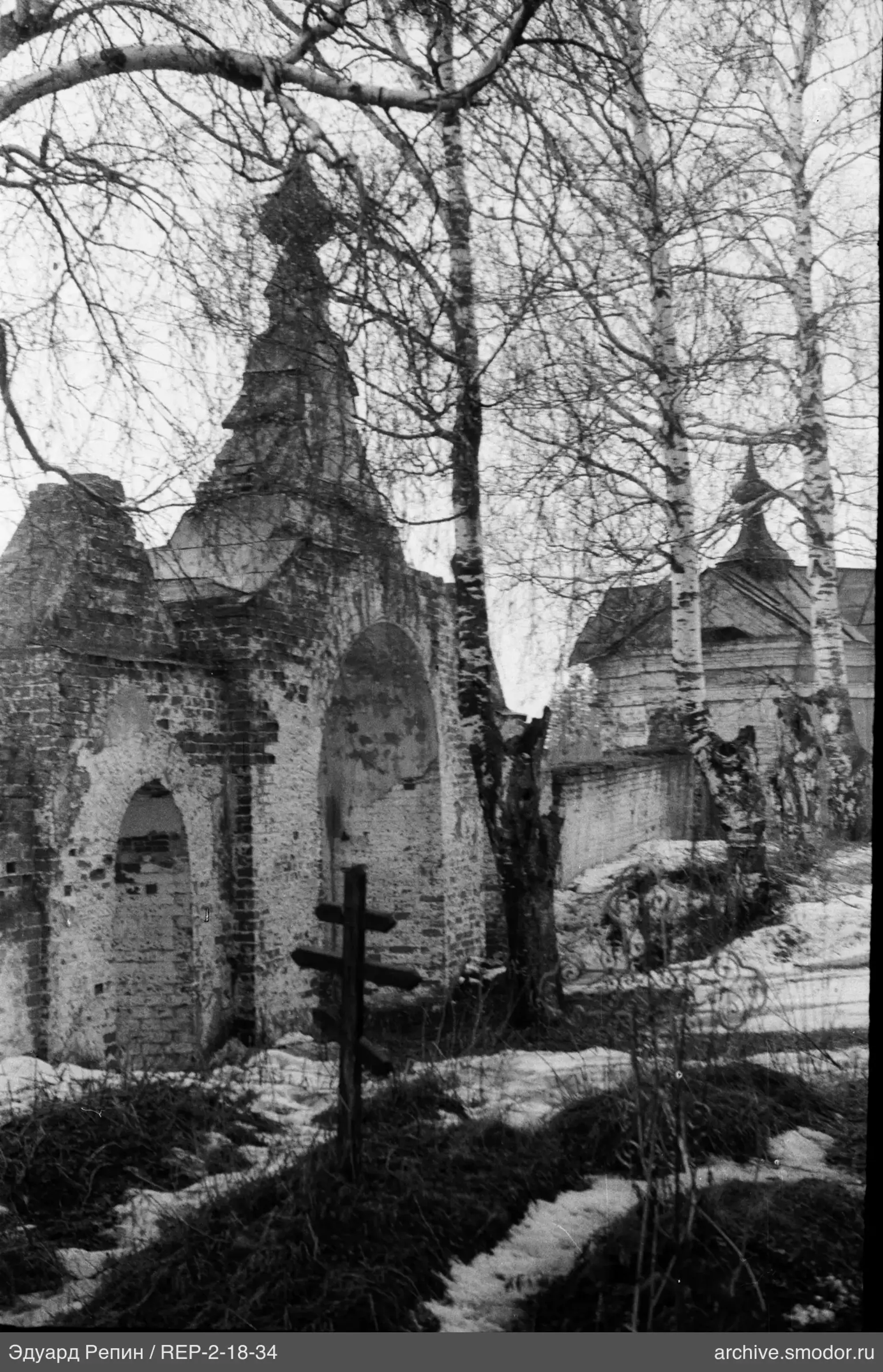 Остатки кирпичной стены и шатровая башня