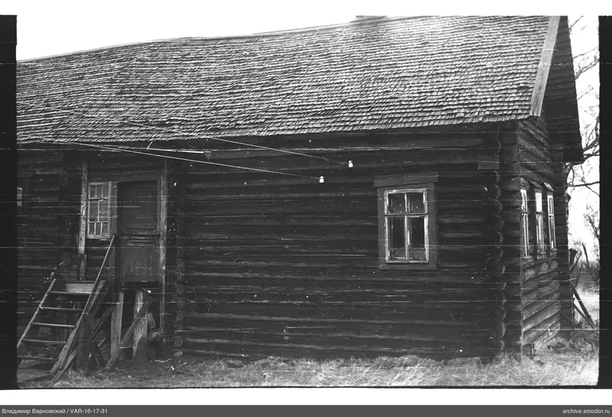 Holzblockhaus mit Satteldach