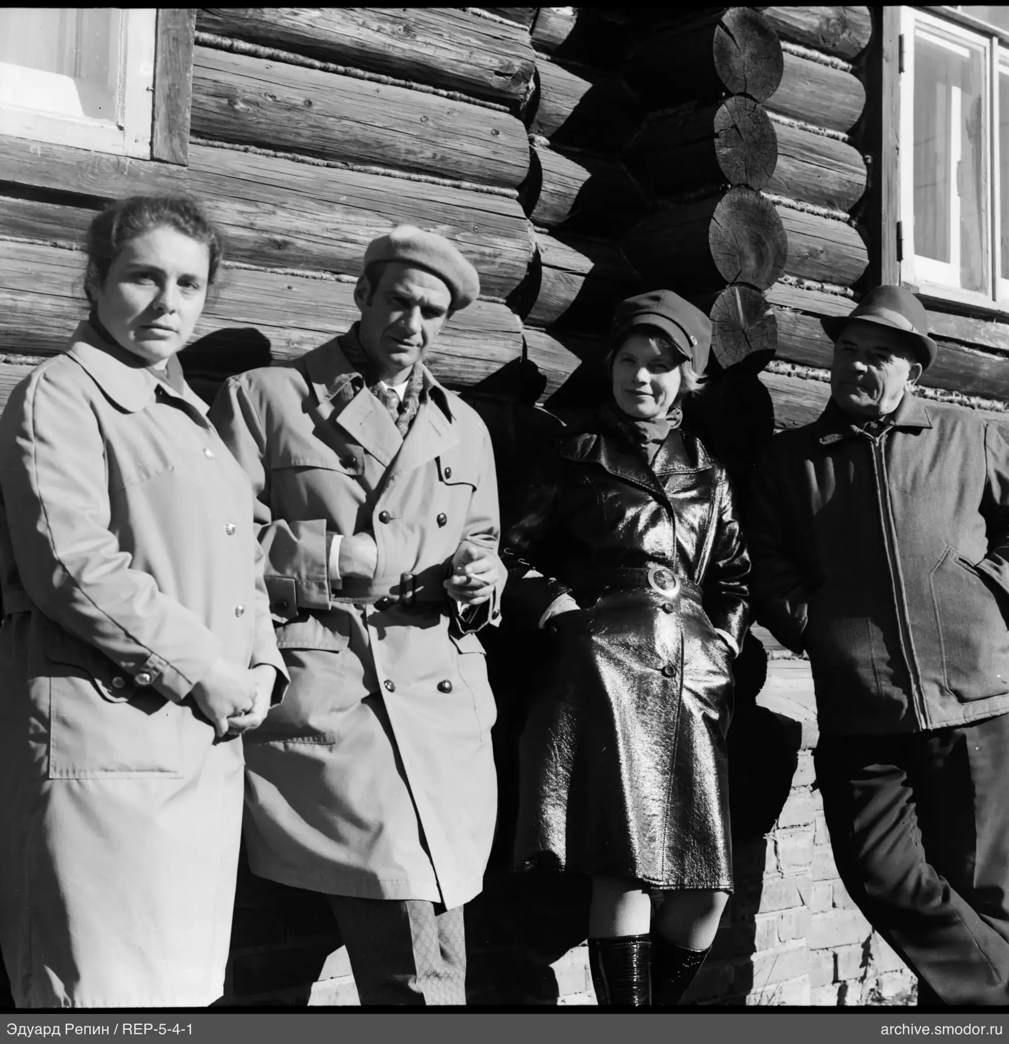 Gruppe vor einem Holzhaus