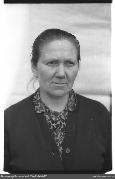 Porträt einer Frau in dunkler Strickjacke